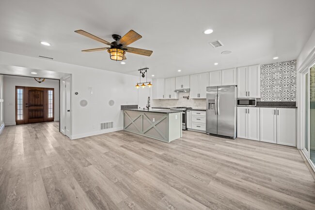 Building Photo - 257 Holiday Way