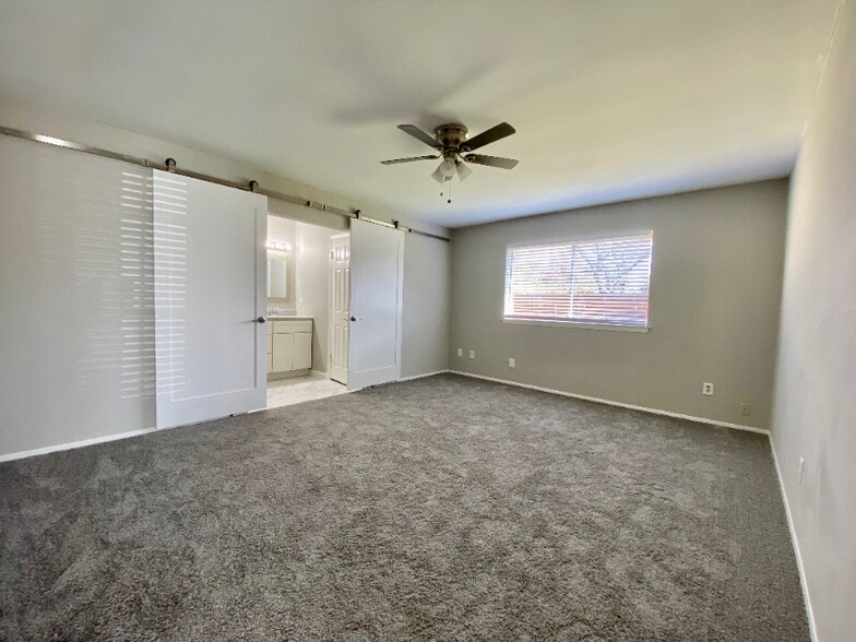 Building Photo - 2617 Charter Oak Dr