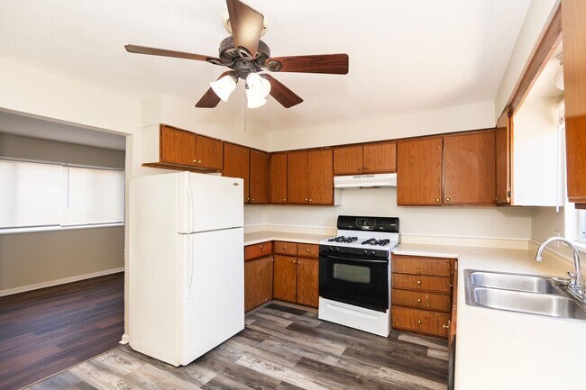 Building Photo - Comfortable 3 Bedroom 1 Bathroom Home