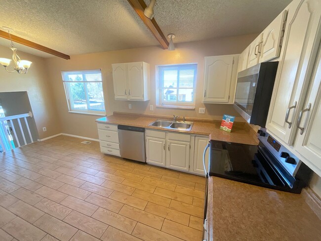 Building Photo - 5 Bedroom Home Available Near Research Pkw...