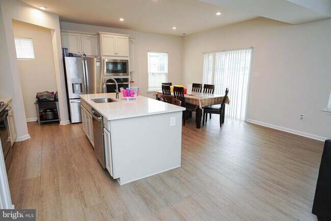 Building Photo - 9305 Mulligan Way