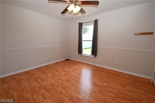 Building Photo - 136 SE 19th Ln