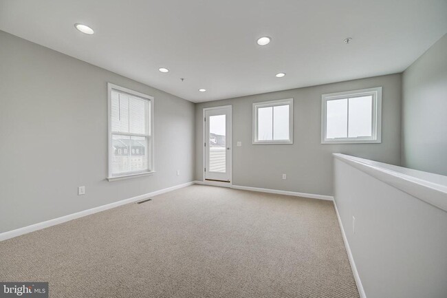 Building Photo - 252 Hemingway Dr