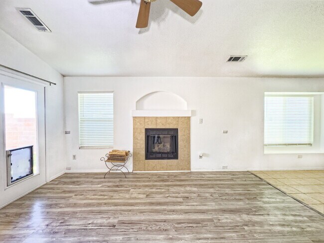 Building Photo - Nice, 1 Level, 4 Bedroom Home in Northern Meadows