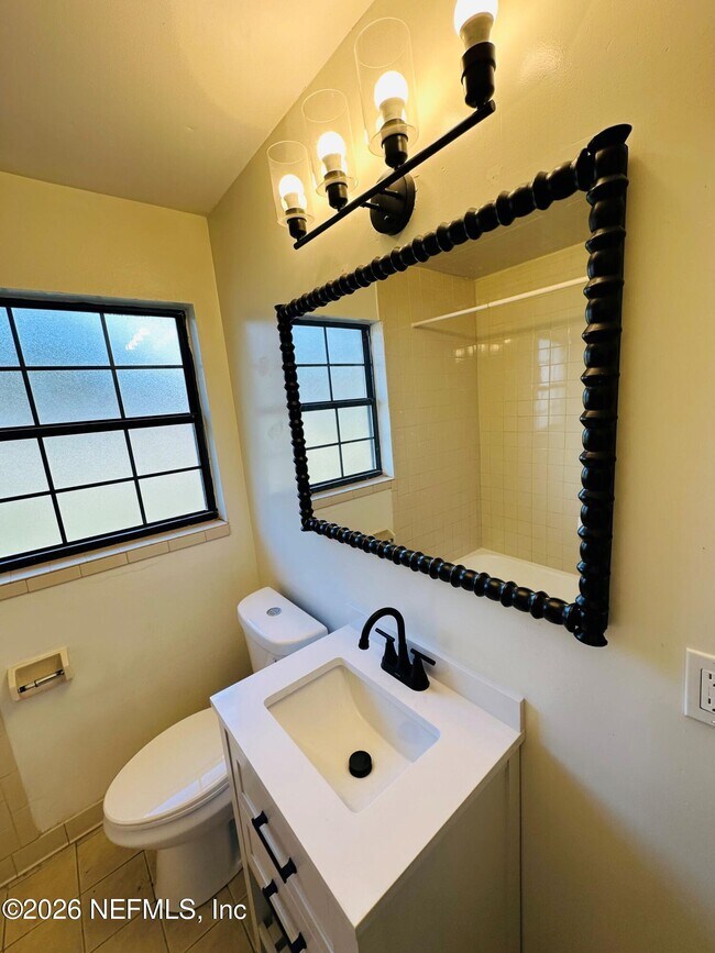 Building Photo - 1904 Delaroche Dr W