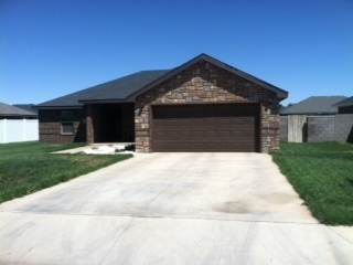 Building Photo - MARIPOSA DRIVE-IMPRESSIVE NEWER HOME