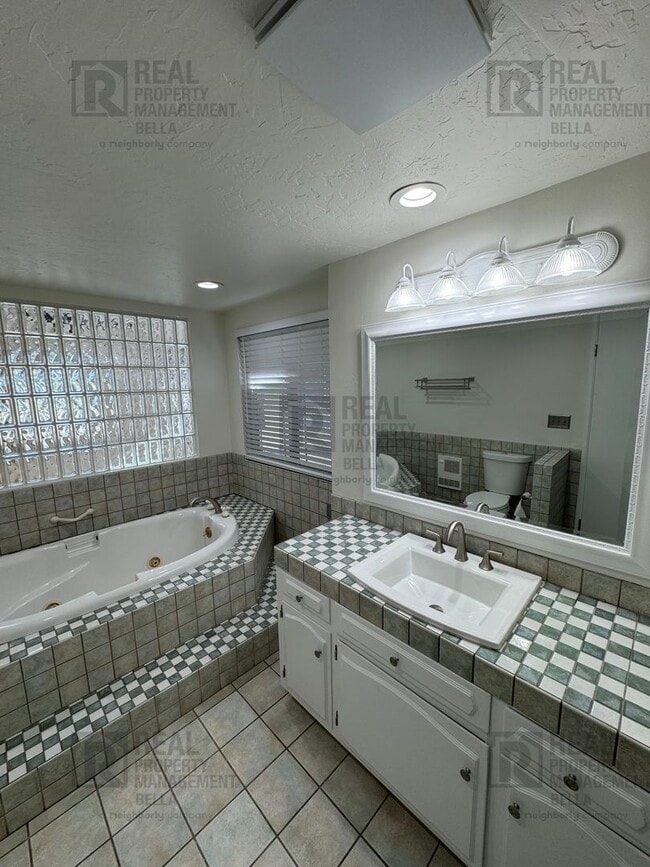 Building Photo - Spacious Single-Story 7-Bedroom Home with Open Layout & Abundant Natural Light