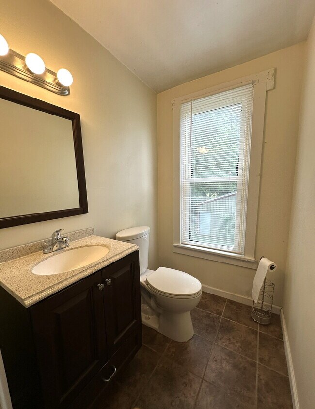 Building Photo - 2-Bedroom Duplex in Taneytown!