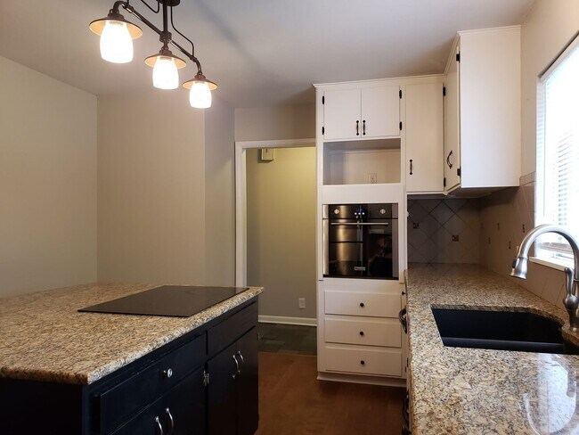 Building Photo - Beautiful 4 Bedroom 2 Bathroom Home