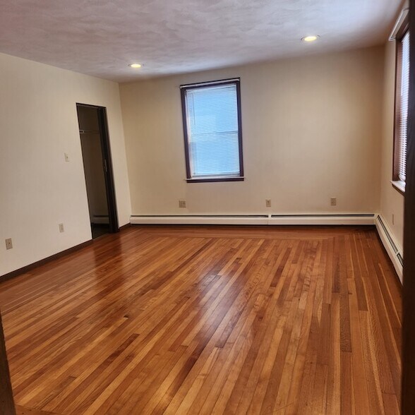 Building Photo - 83 Elm St