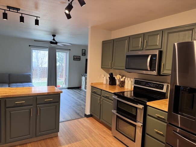 Building Photo - 705 Green Tree Dr