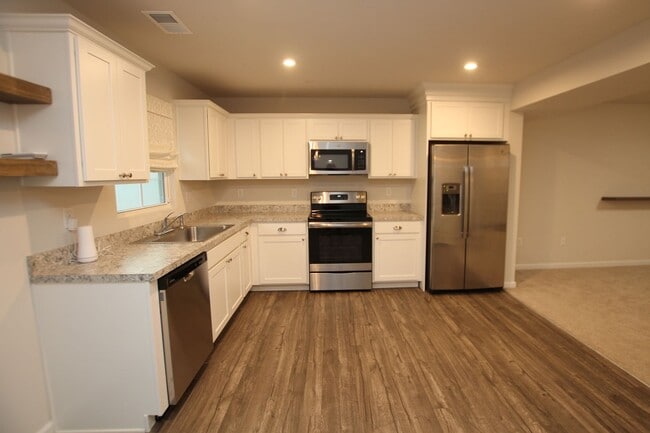 Building Photo - Easy living in this immaculate town home. ...