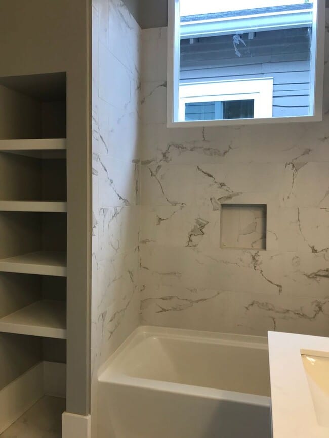 Building Photo - 917- 919 N Prieur