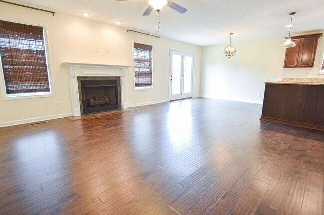 Building Photo - 3561 Aurora Dr