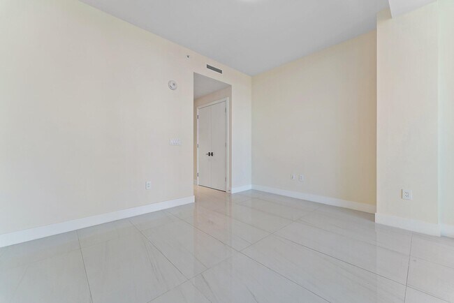 Building Photo - 3100 N Ocean Dr