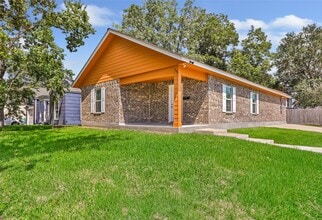 Building Photo - 520 E Defee Ave