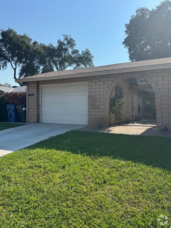 Building Photo - Ready To Move!!