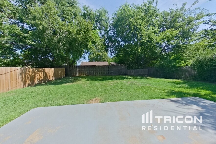 Building Photo - 2507 Arapaho Dr