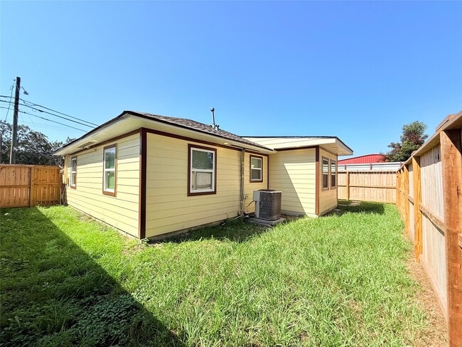 Building Photo - 207 Tidwell Rd