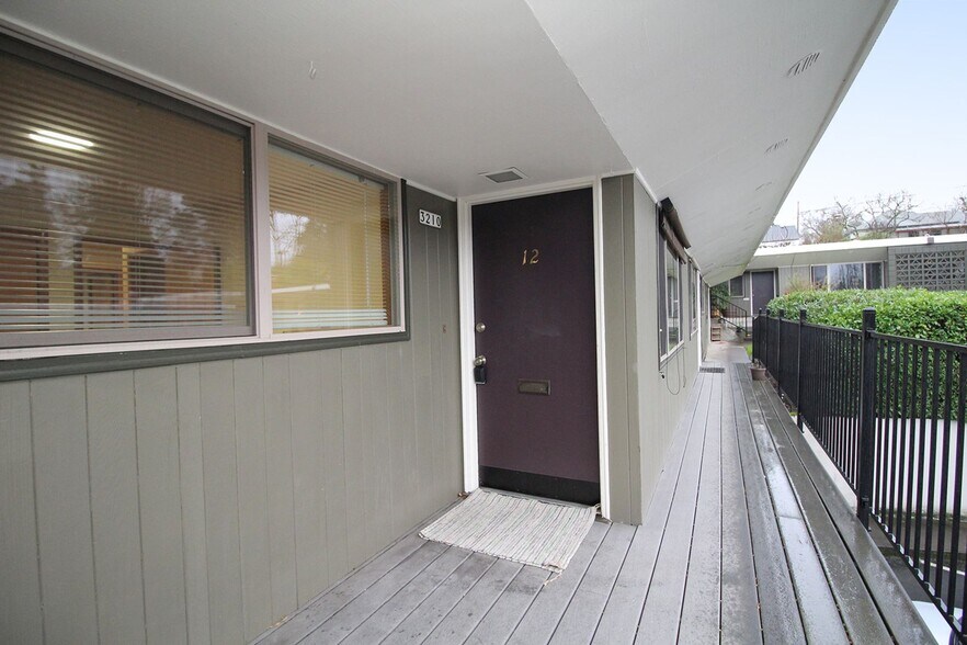 Building Photo - 3200-3236 SW Marigold St