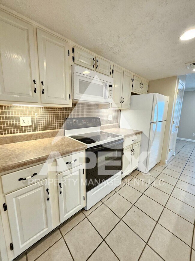 Building Photo - Spacious 3 Bd 2.5 Ba Condo w/Carport in heart of West Knox!