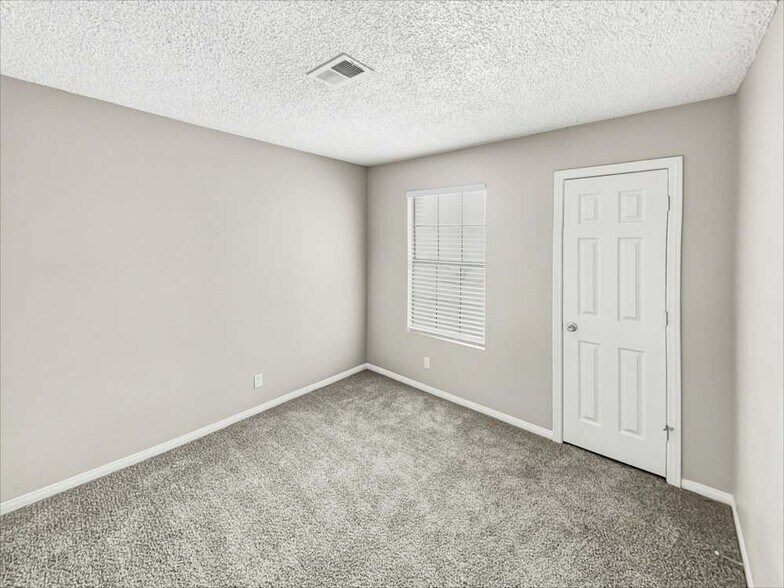 Building Photo - 3301 Hyannis Cir