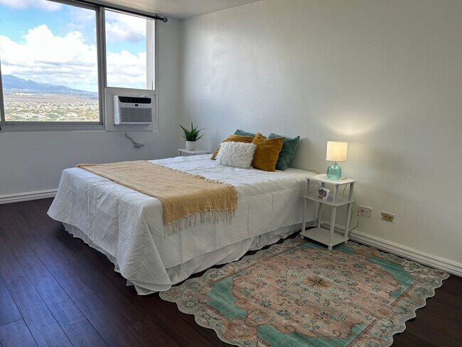 Building Photo - Beautifully Renovated 2 bedroom Penthouse with a Roof-Top Loft and Lanai!