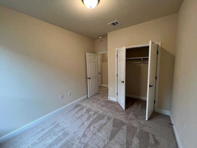 Building Photo - 704 Falkland Trace