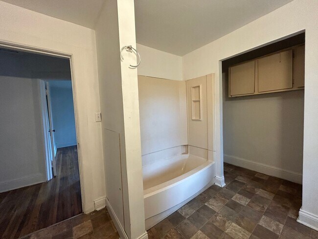 Building Photo - 3-Bedroom, 1-Bathroom Home – RSVP Code Cer...