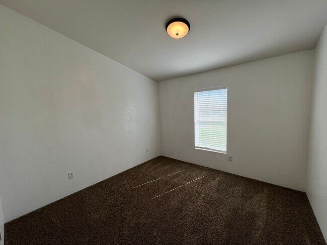 Building Photo - **Move-in Discount** 3 bedroom, 2 bathroom house with large office