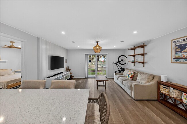 Building Photo - 700 SE 2nd Ave