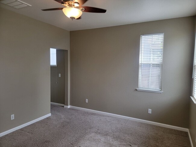 Building Photo - Adorable 2 bedroom 2 bath home