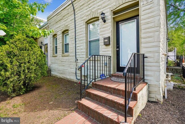 Building Photo - 1339 C St NE