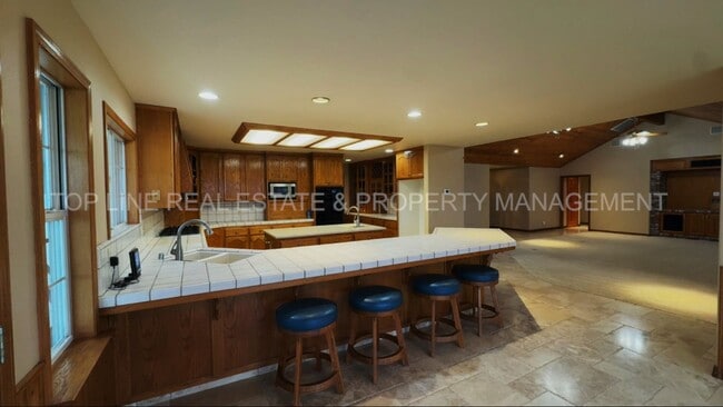 Building Photo - Beautiful Country Custom Home For Rent in Corcoran!