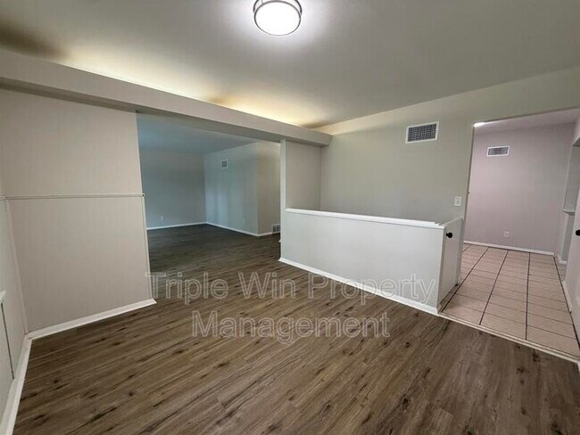 Building Photo - 10805 Landseer Dr