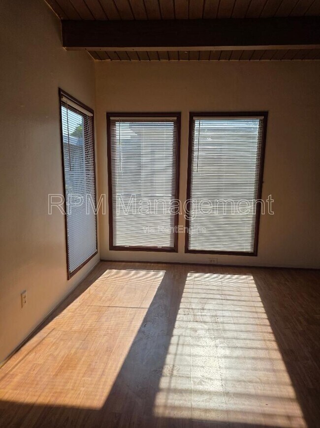 Building Photo - 1909 Beachwood Dr