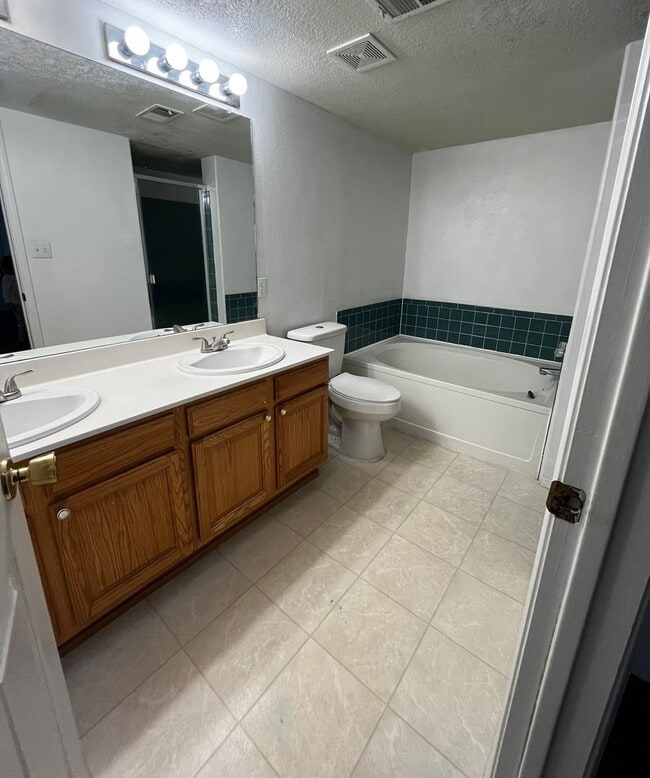 Building Photo - Beautiful 5 bedroom home located in Rio Rancho - Northern and Broadmoor 2200 sq ft