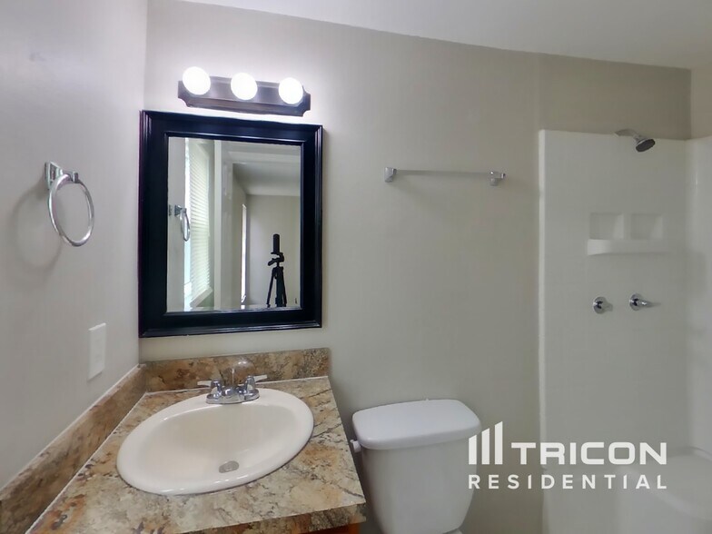 Building Photo - 1203 Seffner Valrico Rd