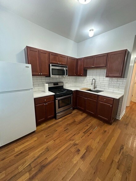 Building Photo - 4240 W Gladys Ave