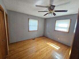 Building Photo - 1725 S Forest Dr