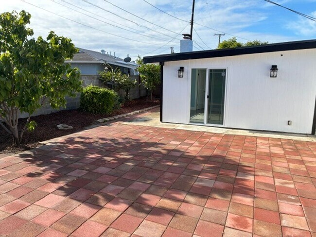 Building Photo - 5 Bedroom 4 Bath House in Garden Grove