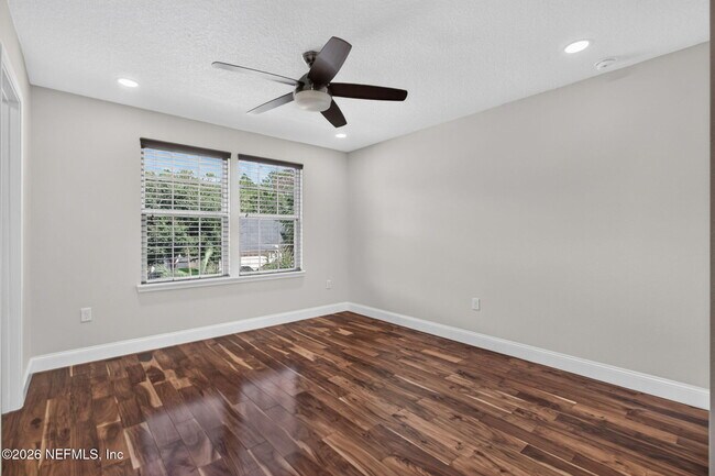 Building Photo - 127 Rockcreek Dr