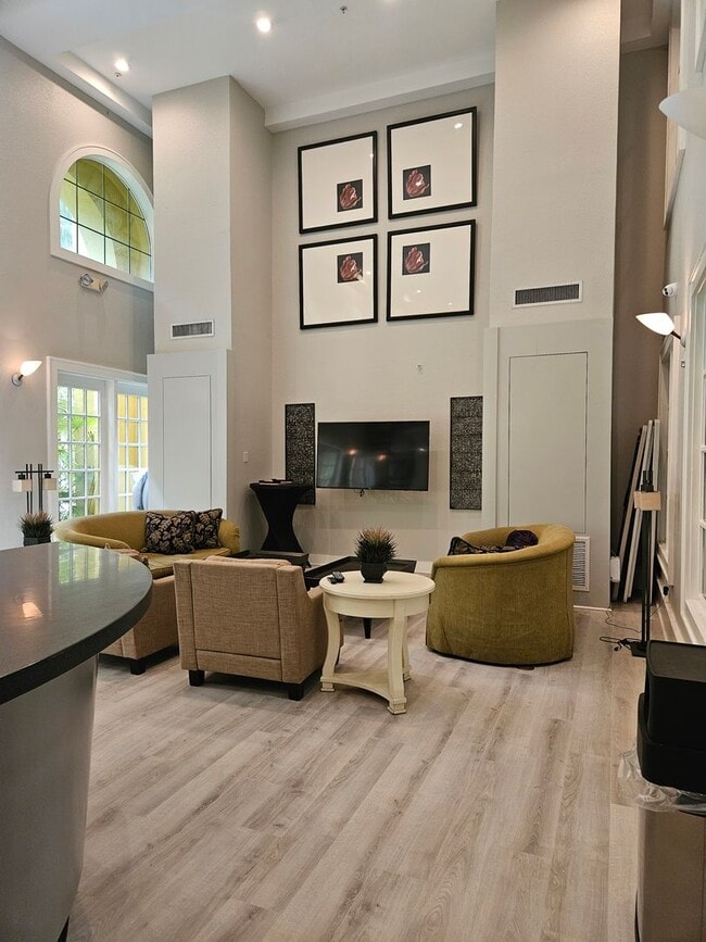 Building Photo - Beautiful Downtown Condo 2/2 Courtyard View FREE WATER/SEWER