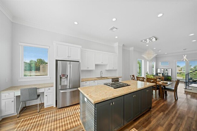 Building Photo - 1318 Reinerman St