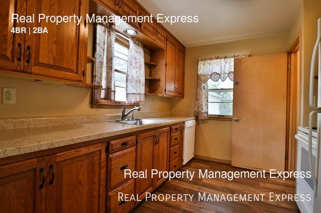 Building Photo - Beautiful 4 bedroom 2 bathroom single fami...