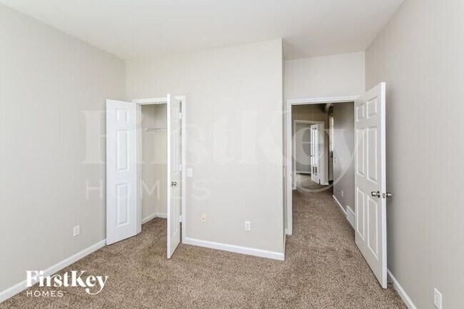 Building Photo - 8595 Shady Elm Dr