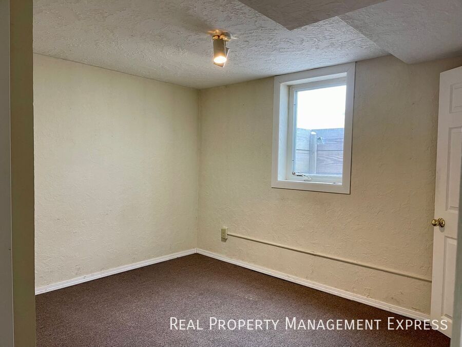 Building Photo - Charming 4 bed 2 Bath Home