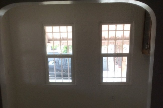 Kitchen dining area - 4149 2nd Ave