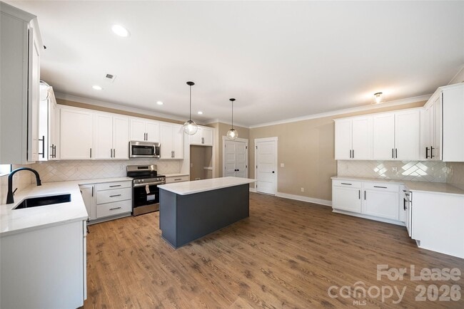 Building Photo - 818 N Rocky River Rd