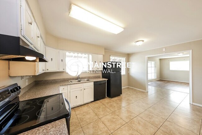 Building Photo - 2 Bedroom Pet-Friendly Home in Phoenix, AZ with Main Street Renewal
